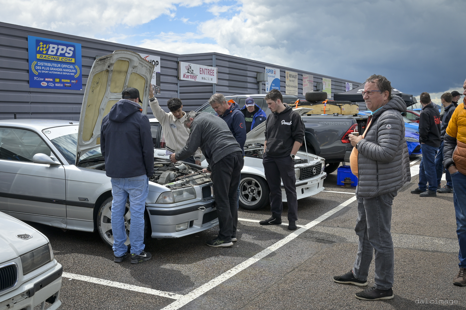 Voiture sur le circuit de pouilly - asaav.ch